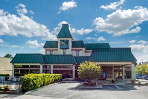 um restaurante de donuts Dunkin com um telhado verde em Quality Inn & Suites Olde Town em Portsmouth