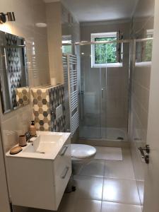 Koupelna v ubytování Apartmány LETO + 37 fotografií