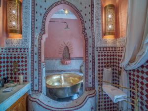 ein Badezimmer mit einem Waschbecken und einer Badewanne. in der Unterkunft Riad & Spa Laurence Olivier in Marrakesch