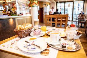 uma mesa coberta com pratos de alimentos e bebidas em Gasthof zum Hecht em Fehraltorf