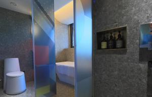 A bathroom at EBO Hotel (Hangzhou West Lake)