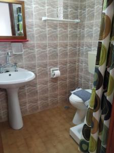 A bathroom at Pardalakis Studios