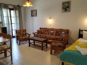 A seating area at Pardalakis Studios Még 24 kép