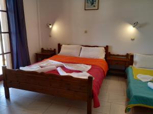 A bed or beds in a room at Pardalakis Studios