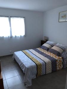 Postel nebo postele na pokoji v ubytování Villa Lucie Paul rez de jardin à Méla + 2 fotografie