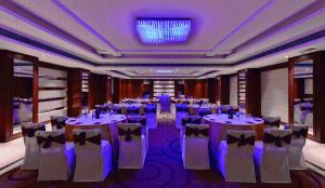 um salão de banquetes com mesas e cadeiras numa sala em Lords Plaza Jaipur em Jaipur