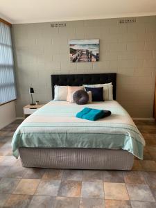 1 dormitorio con 1 cama grande en una habitación en Longbeach Apartments, en Coffin Bay