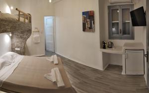 Televízia a/alebo spoločenská miestnosť v ubytovaní Grey Rooms Naxos