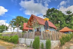 una casa con una valla delante de ella en MESARI Cottage en Nusa Penida