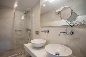 Koupelna v ubytování Nautilus Apartments-Suites + 17 fotografií