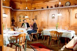 A restaurant or other place to eat at Kirchenwirt