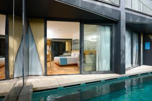 Bazén v ubytování IZE Seminyak by LifestyleRetreats nebo v jeho okolí
