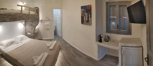 Televízia a/alebo spoločenská miestnosť v ubytovaní Grey Rooms Naxos
