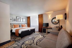 Postel nebo postele na pokoji v ubytování Carlton Square Hotel + 37 fotografií