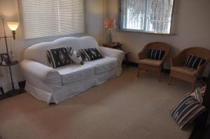 宜野湾市にあるOld American House K-113のリビングルーム(白いソファ、椅子2脚付)