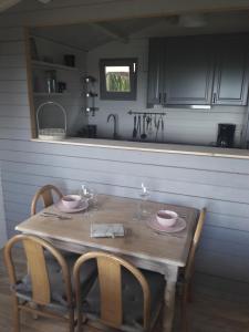 Kuchyň nebo kuchyňský kout v ubytování Chalet de la Sablière