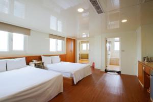 Postel nebo postele na pokoji v ubytování Lion Hotel + 35 fotografií