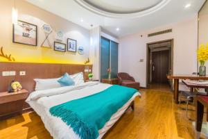 ein Schlafzimmer mit einem großen Bett und einem Tisch in der Unterkunft Shanghai Jiarong Hotel Apartment in Shanghai