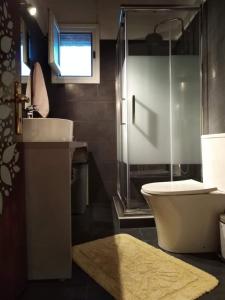 Koupelna v ubytování Nikolaos House + 24 fotografií