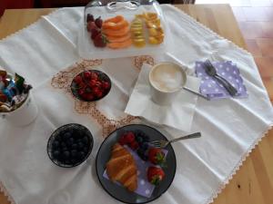 uma mesa com um prato de frutas e uma bebida em Bed & Breakfast il Bolentino Varenna em Varenna