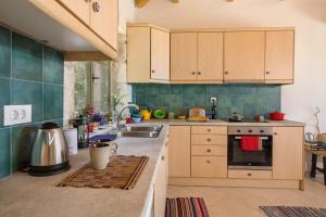 una cocina con fregadero y estufa horno superior en David's Villas - Private Pool & Scenic Surroundings, en Vasilikos 38 fotos más