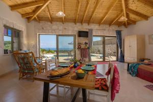 Posedenie v ubytovaní David's Villas - Private Pool & Scenic Surroundings