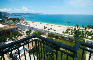 una vista del océano desde un balcón en Boss Hotel, en Nha Trang