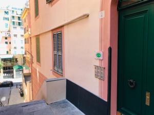 uma porta para um edifício com uma porta verde em B&B I RIVI em Gênova