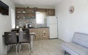 een keuken met een tafel en stoelen en een koelkast bij Volada Your View in Apérion