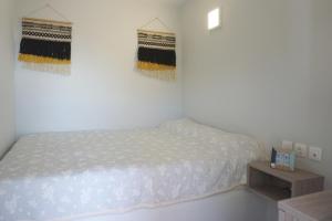 ApérionにあるVolada Your Viewの白いベッドルーム(ベッド1台、テーブル付)