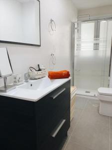 a bathroom with a sink and a toilet and a shower at Piso acogedor y tranquilo - Junto a ifema y aerop. in Madrid