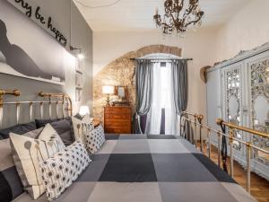een slaapkamer met een bed en een kroonluchter bij Cagliari Marina House in Cagliari