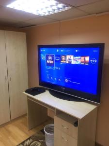 En TV eller et underholdningssystem på Butlerov Hostel
