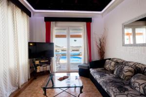 Telewizja i/lub zestaw kina domowego w obiekcie Villa Chayofa Sunrises