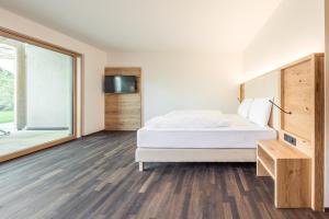 A bed or beds in a room at Weingut Moser Apartments