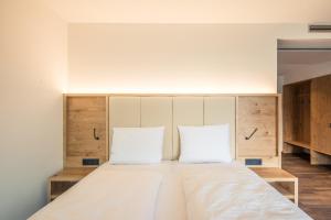 A bed or beds in a room at Weingut Moser Apartments