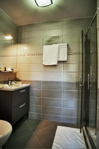 Koupelna v ubytování Hôtel l'Anvia + 37 fotografií