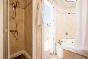 łazienka z prysznicem, wanną i umywalką w obiekcie Villa Chayofa Sunrises w mieście Chayofa