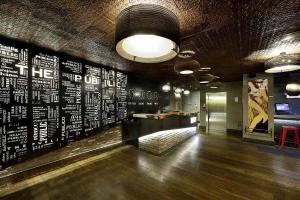 una habitación con una pared con escritura. en Hotel The Public - Special Category, en Estambul