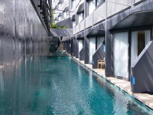 Bazén v ubytování IZE Seminyak by LifestyleRetreats nebo v jeho okolí