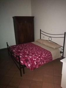 - une chambre dotée d'un couvre-lit avec des coeurs roses dans l'établissement St Francis Apartaments, à Foligno