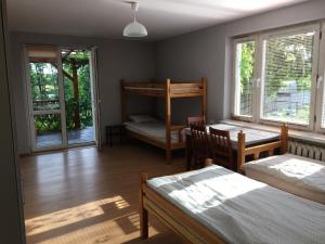 sypialnia z 2 łóżkami i łóżkiem piętrowym w obiekcie Noclegi Tulipan w Koninie