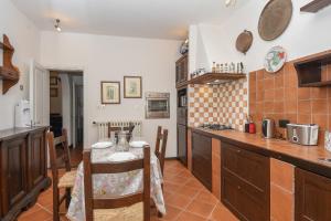 A kitchen or kitchenette at Appartamento in Villa a 5 KM dal mare