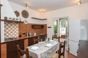 A kitchen or kitchenette at Appartamento in Villa a 5 KM dal mare