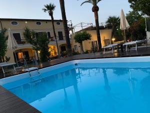 una gran piscina frente a un edificio en Villa Lucia, en Castellammare di Stabia