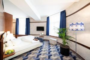 une chambre d'hôtel avec un lit et une plante en pot dans l'établissement Seaside Park Hotel Leipzig, à Leipzig