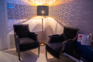 due sedie e una lampada in una stanza di Villa Erminia a Canicattini Bagni