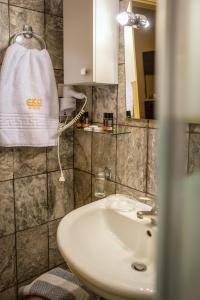 ゲオルギオポリスにあるEko Suitesのバスルーム(白い洗面台、鏡付)