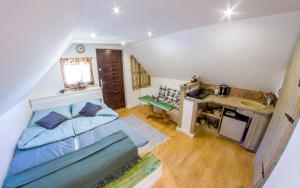 1 dormitorio con cama azul y lavamanos en Domek drewniany Wiakówka en Kazimierz Dolny