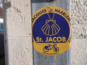 een teken voor een st jacobssembly aan een muur bij LA MUSARDIERE in Auzouer-en-Touraine